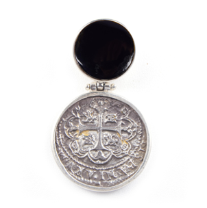 MONEDA SILVER COW HORN ROUND PENDANT